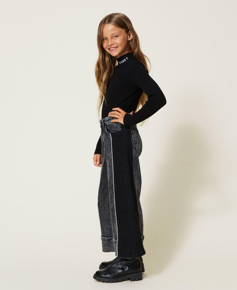 Jeans cropped con catena strass