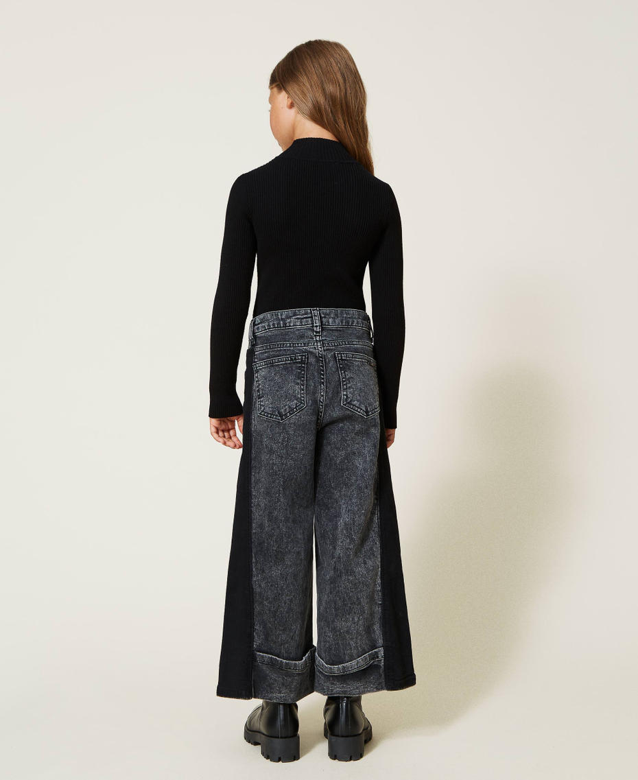 Jeans cropped con catena strass