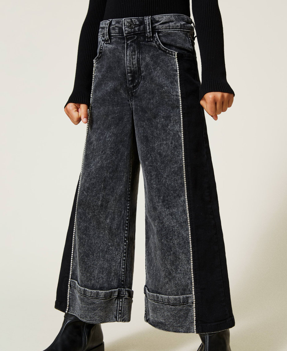 Jeans cropped con catena strass