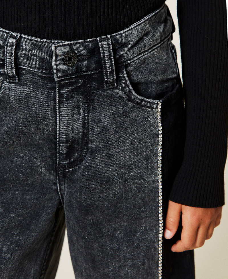 Jeans cropped con catena strass