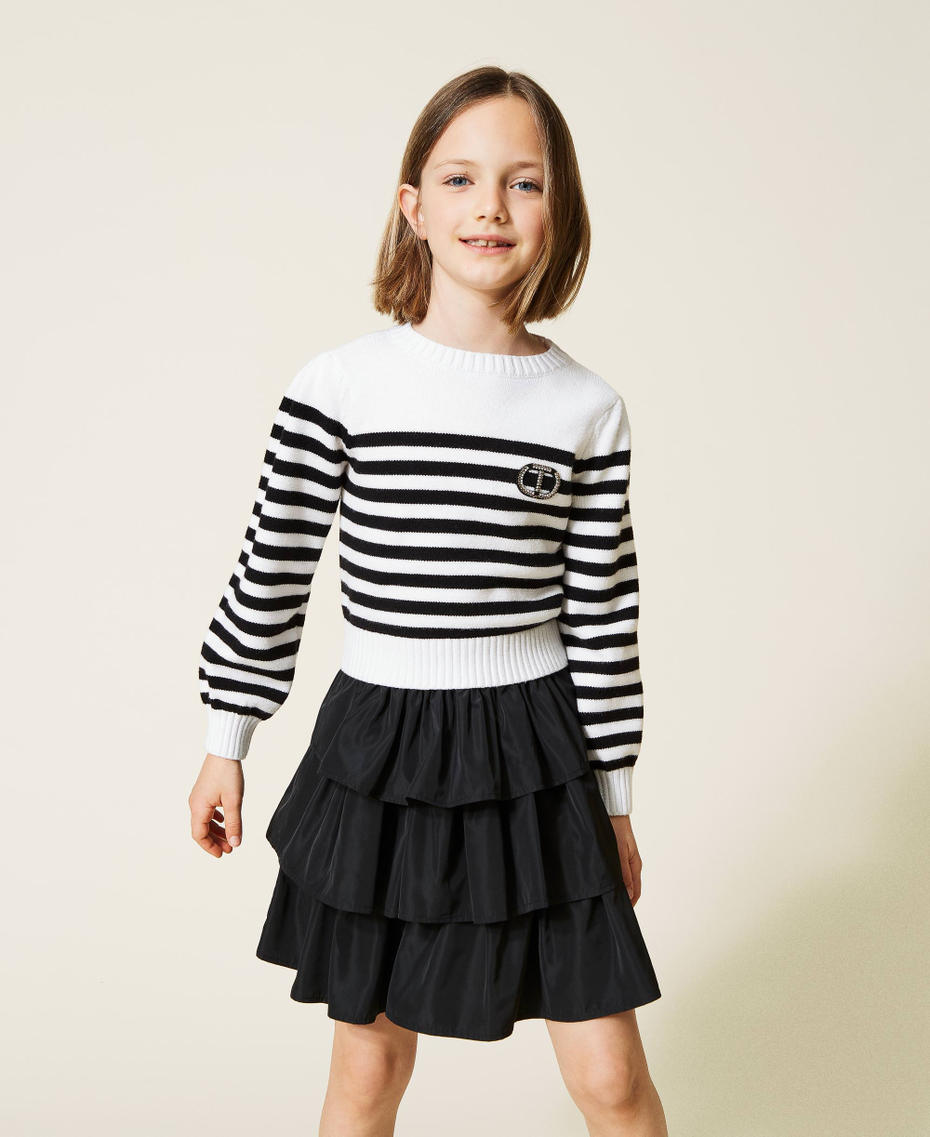 Pullover und Volantrock