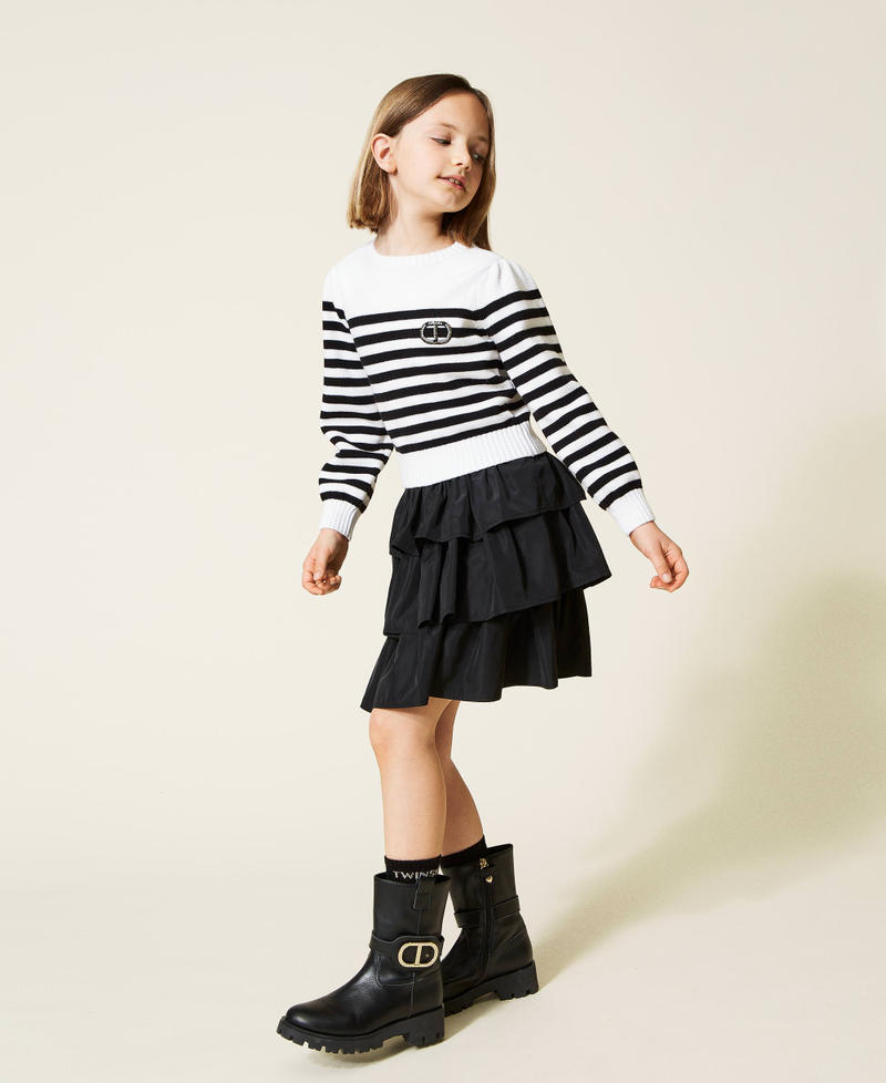 Pullover und Volantrock