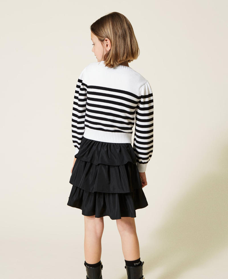 Pullover und Volantrock