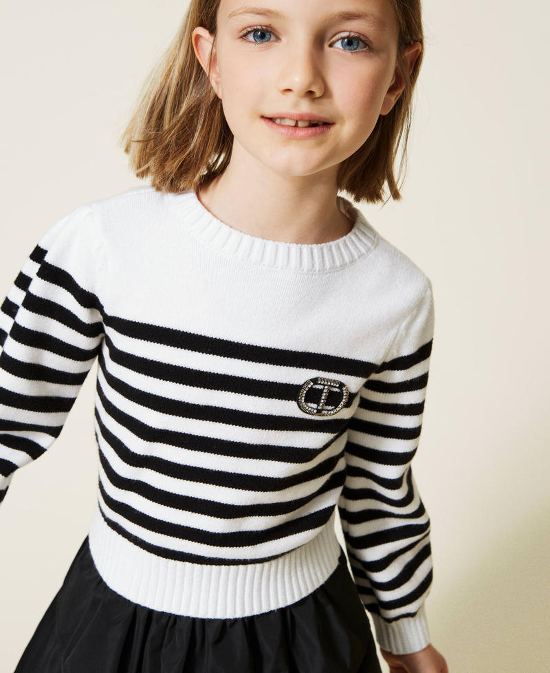 Pullover und Volantrock