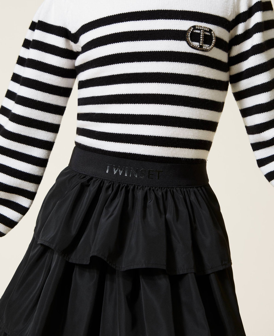 Pullover und Volantrock