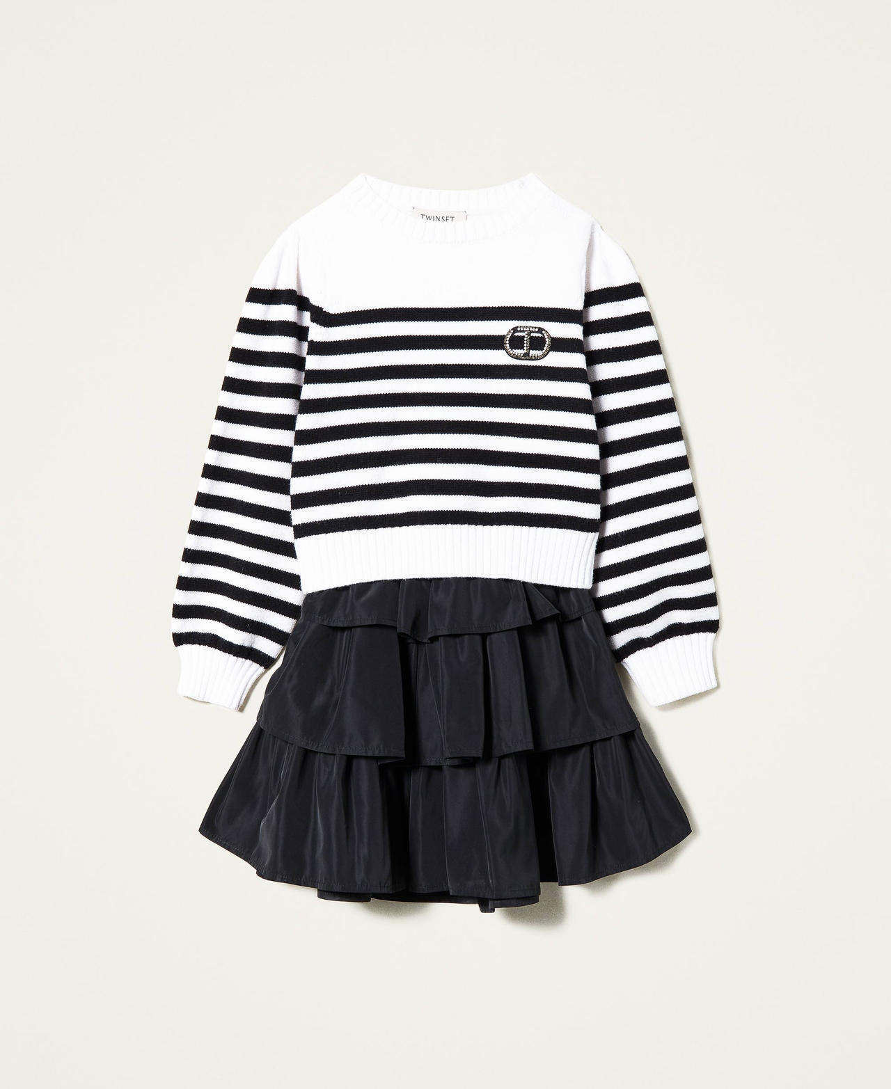 Pullover und Volantrock