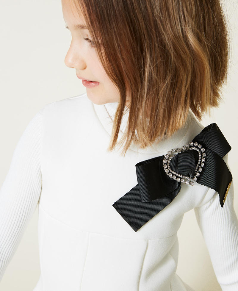 Spilla a fiocco con cuore strass