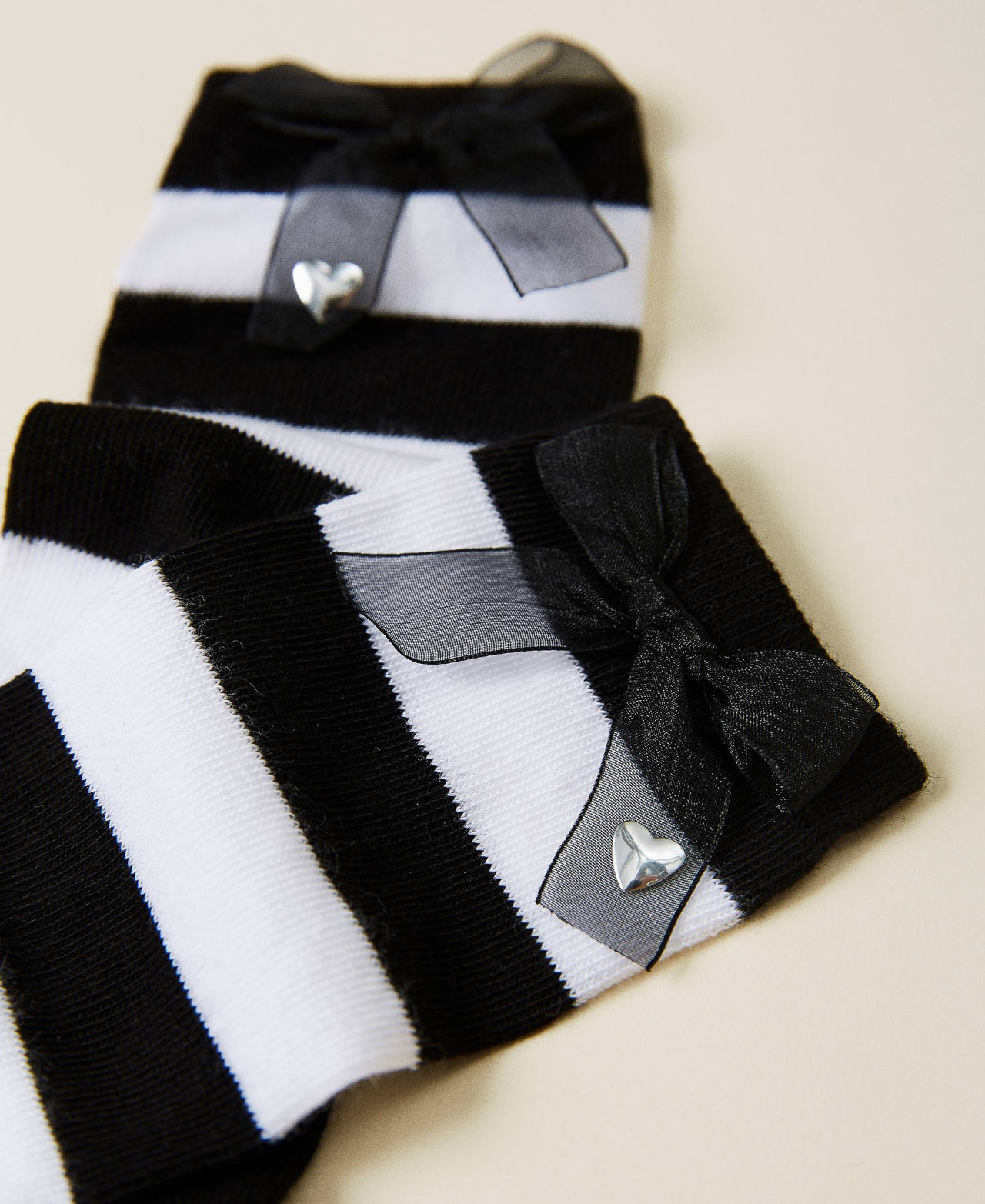 Striped socks with bow Off White / Black Stripes Girl 222GJ4600_05998_02