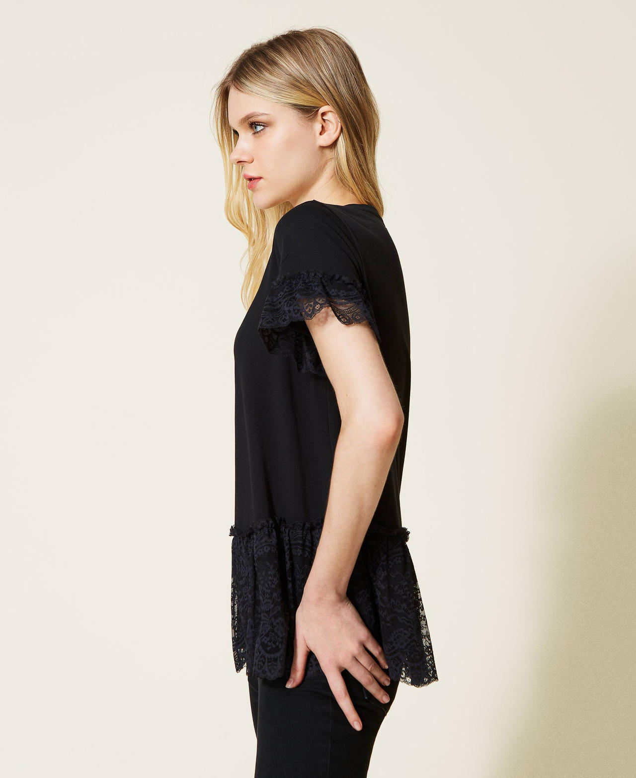 T-shirt with lace flounce