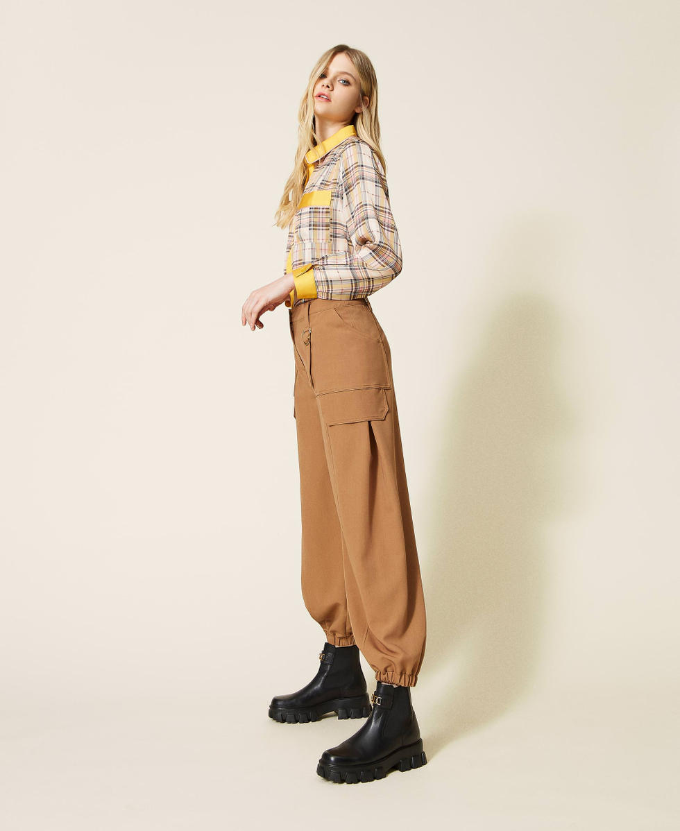 Cargo trousers with decorative ring