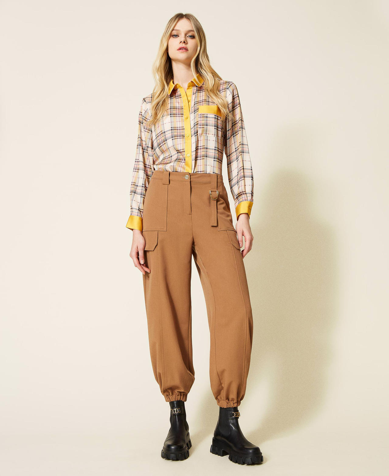 Pantaloni cargo con anello d&eacute;cor