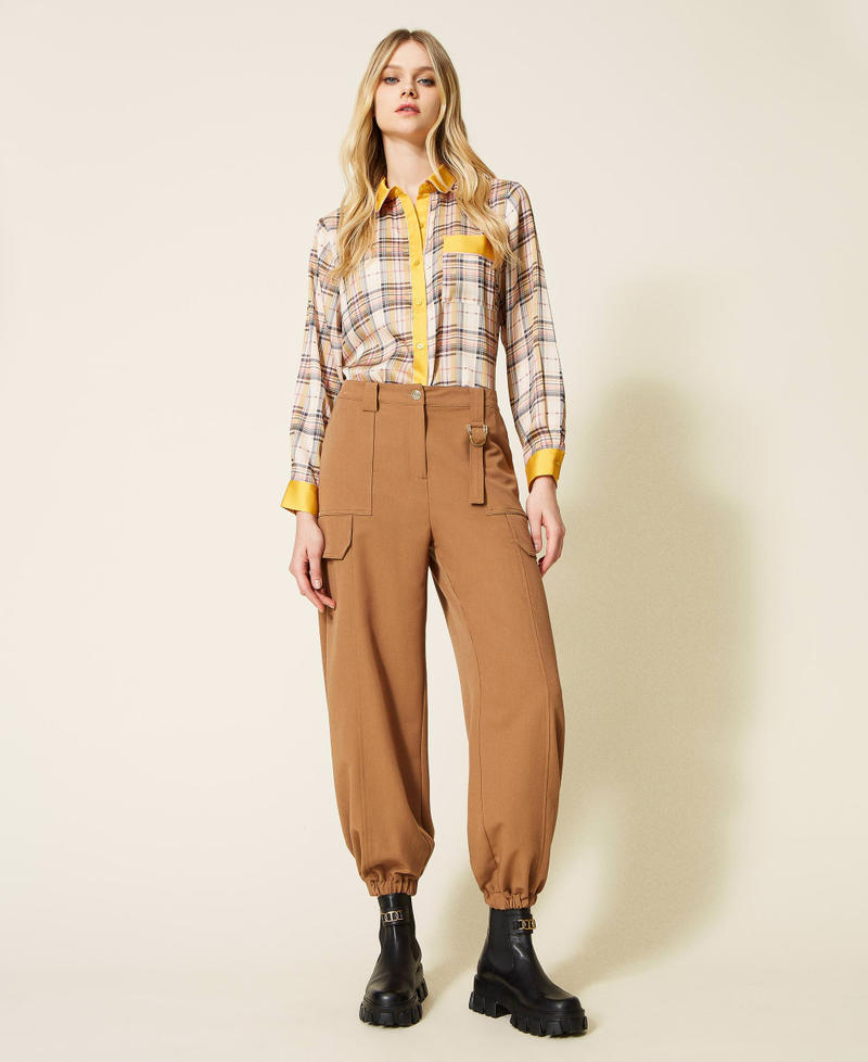 Pantaloni cargo con anello d&eacute;cor