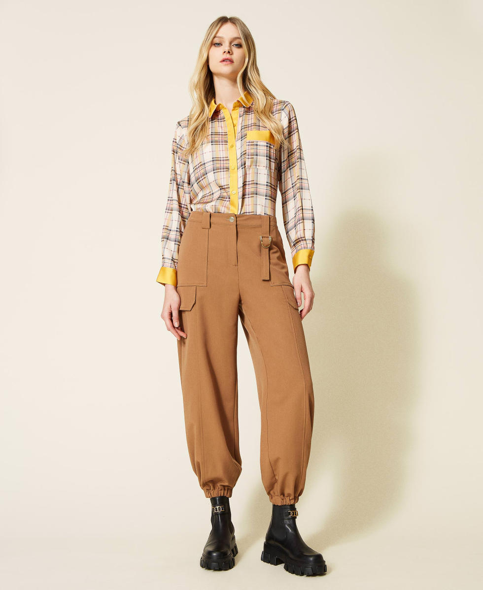 Cargo trousers with decorative ring