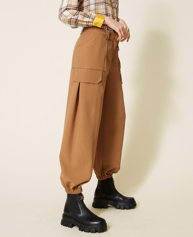 Pantaloni cargo con anello d&eacute;cor