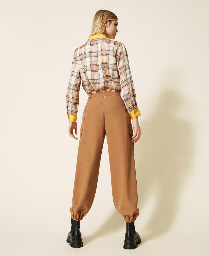 Pantaloni cargo con anello d&eacute;cor