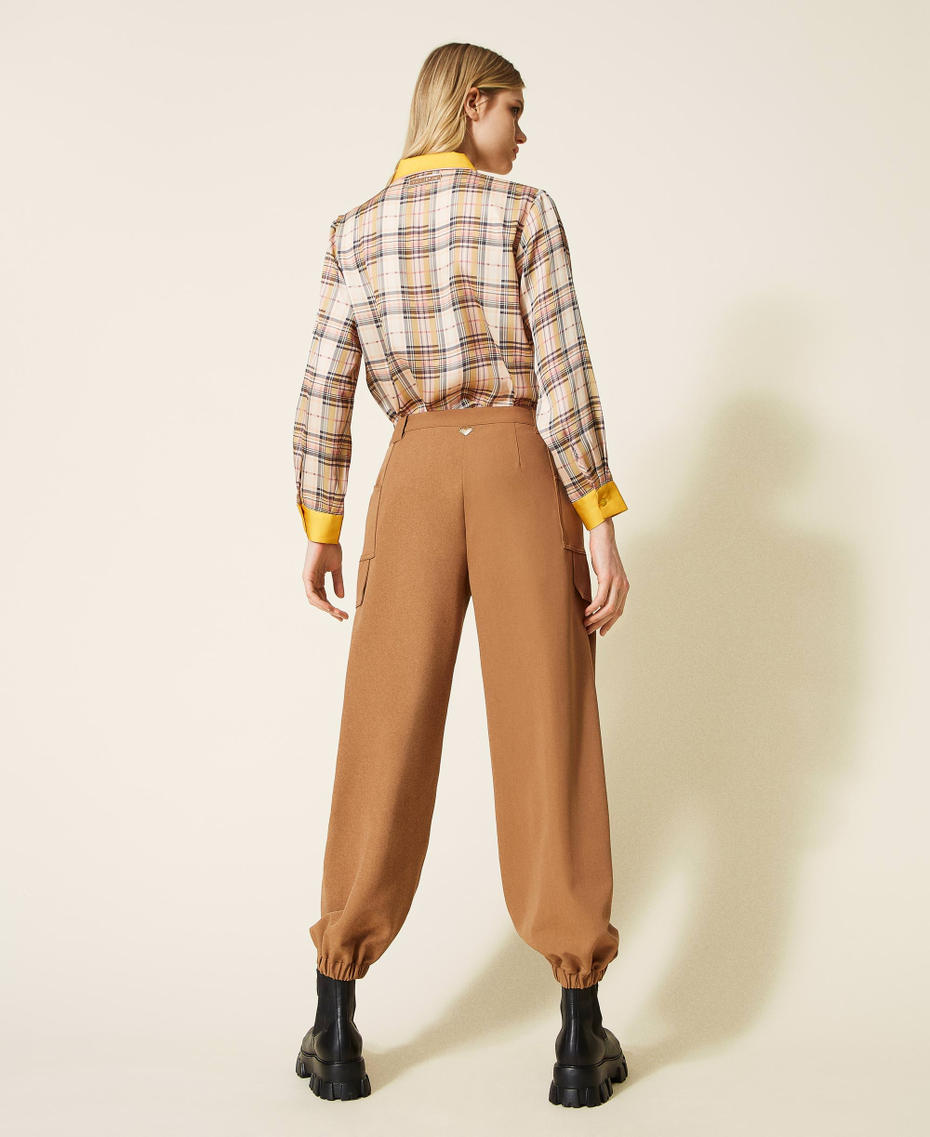 Pantaloni cargo con anello d&eacute;cor