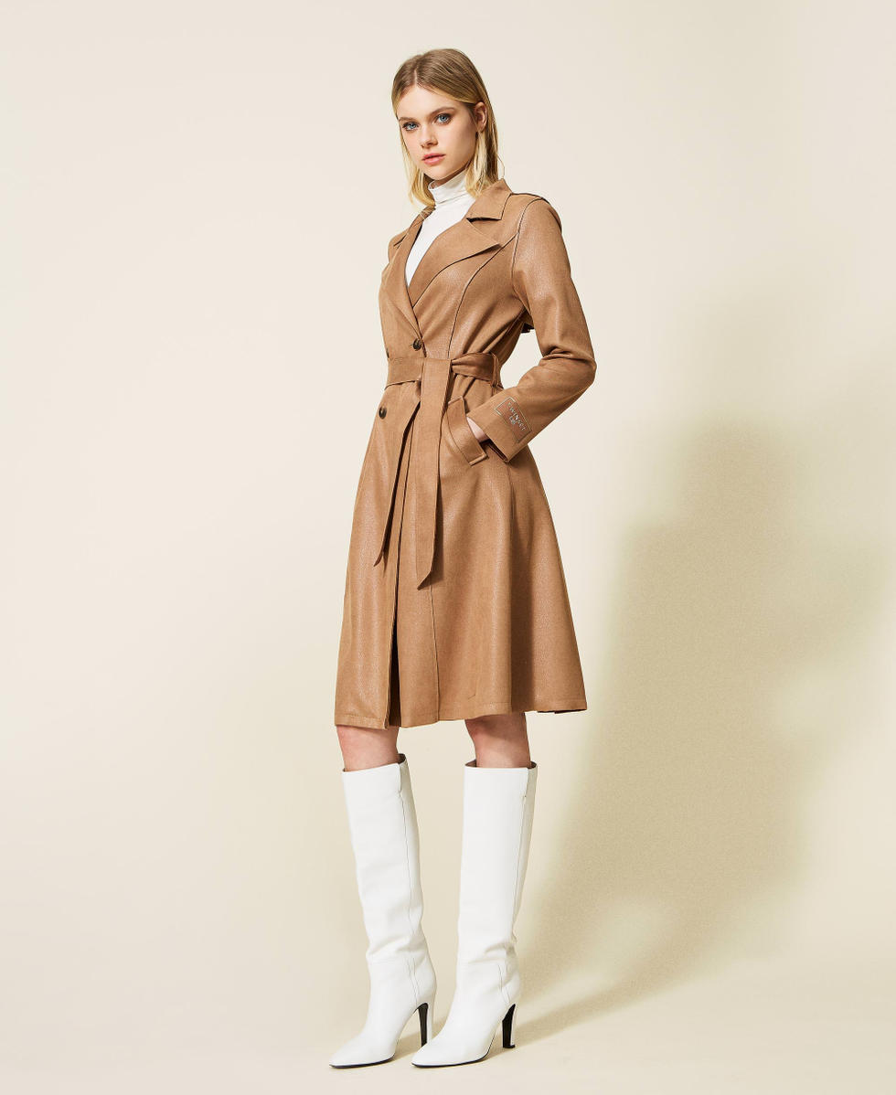 Trenchcoat aus Scuba mit Raw-Edging