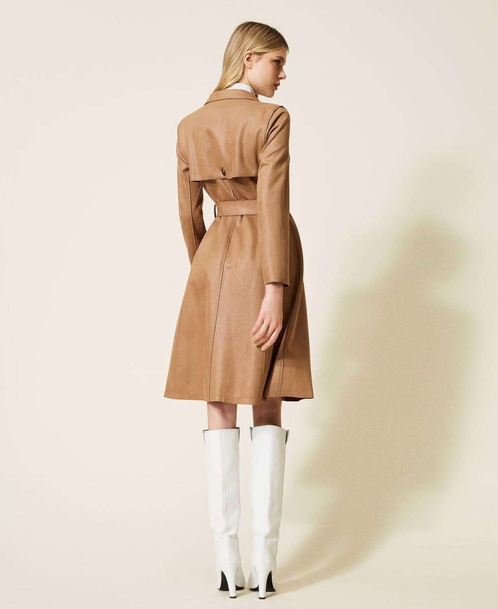 Trenchcoat aus Scuba mit Raw-Edging