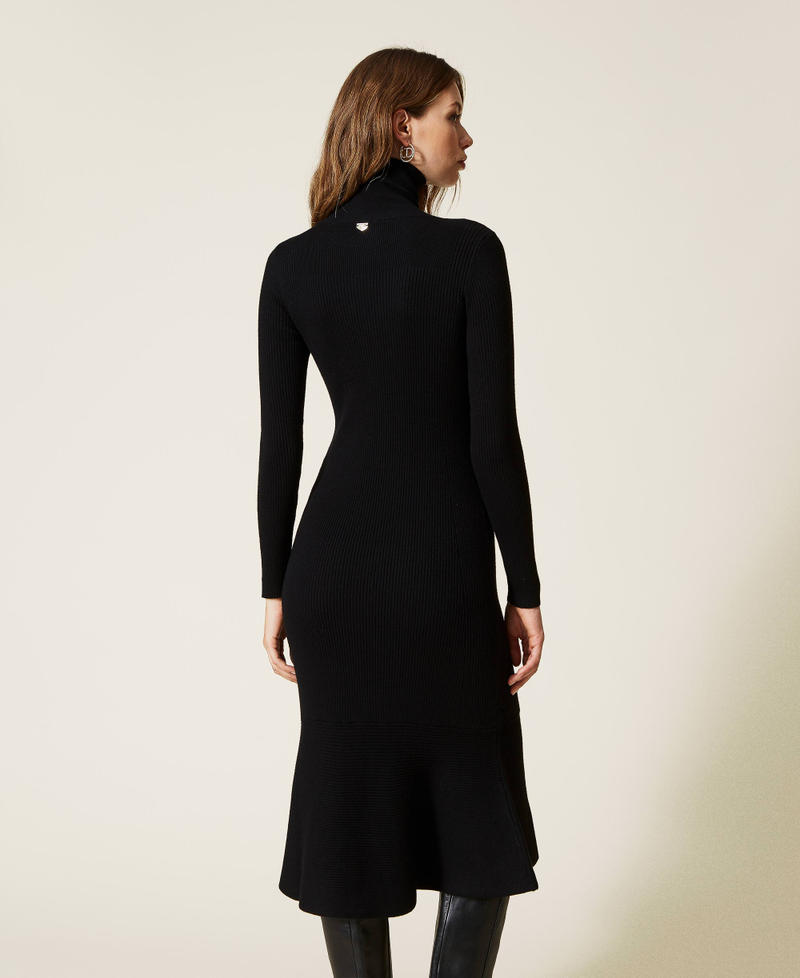 Longuette-Kleid aus Rippenstrick Schwarz Frau 222LI33QQ-04