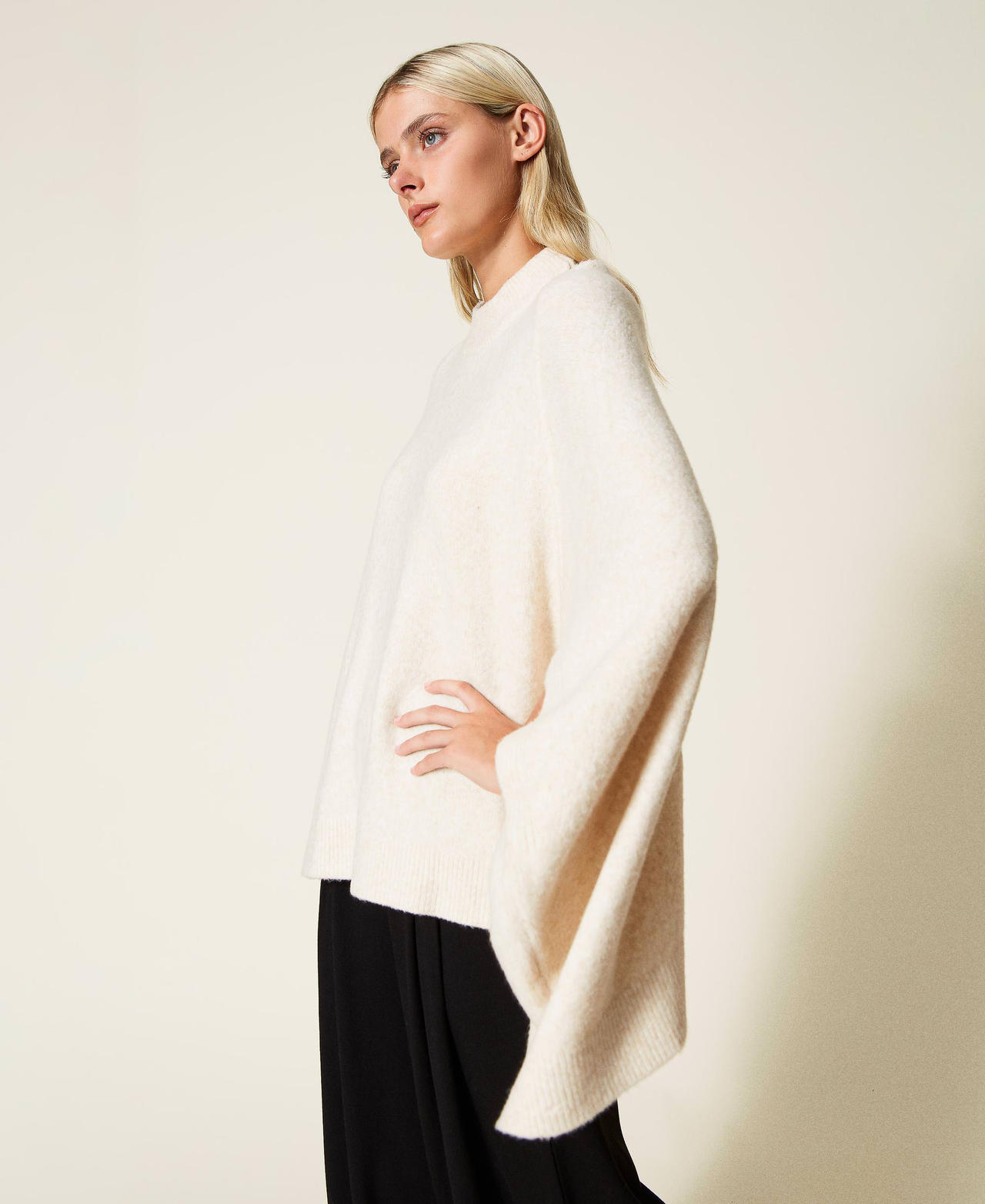 Mantella in maglia a collo alto