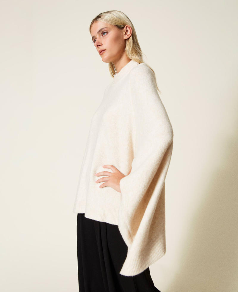 Mantella in maglia a collo alto