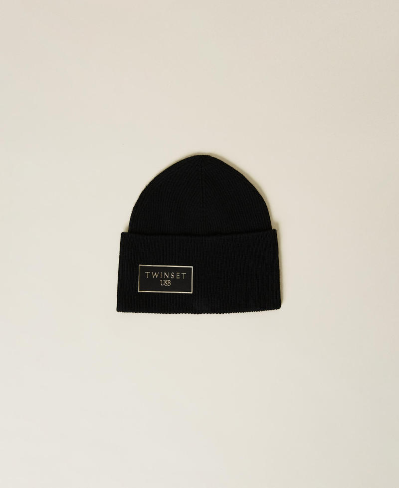 Knitted beanie with logo patch