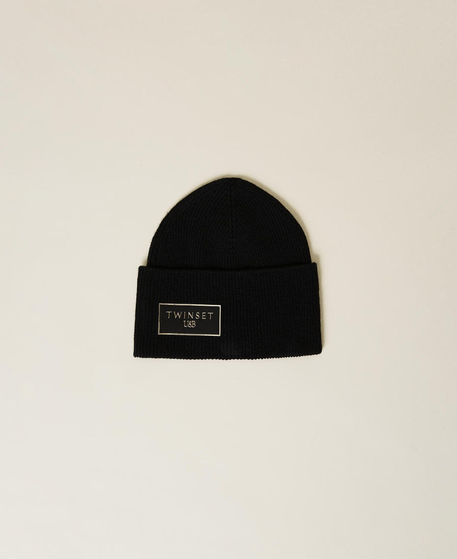 Knitted beanie with logo patch
