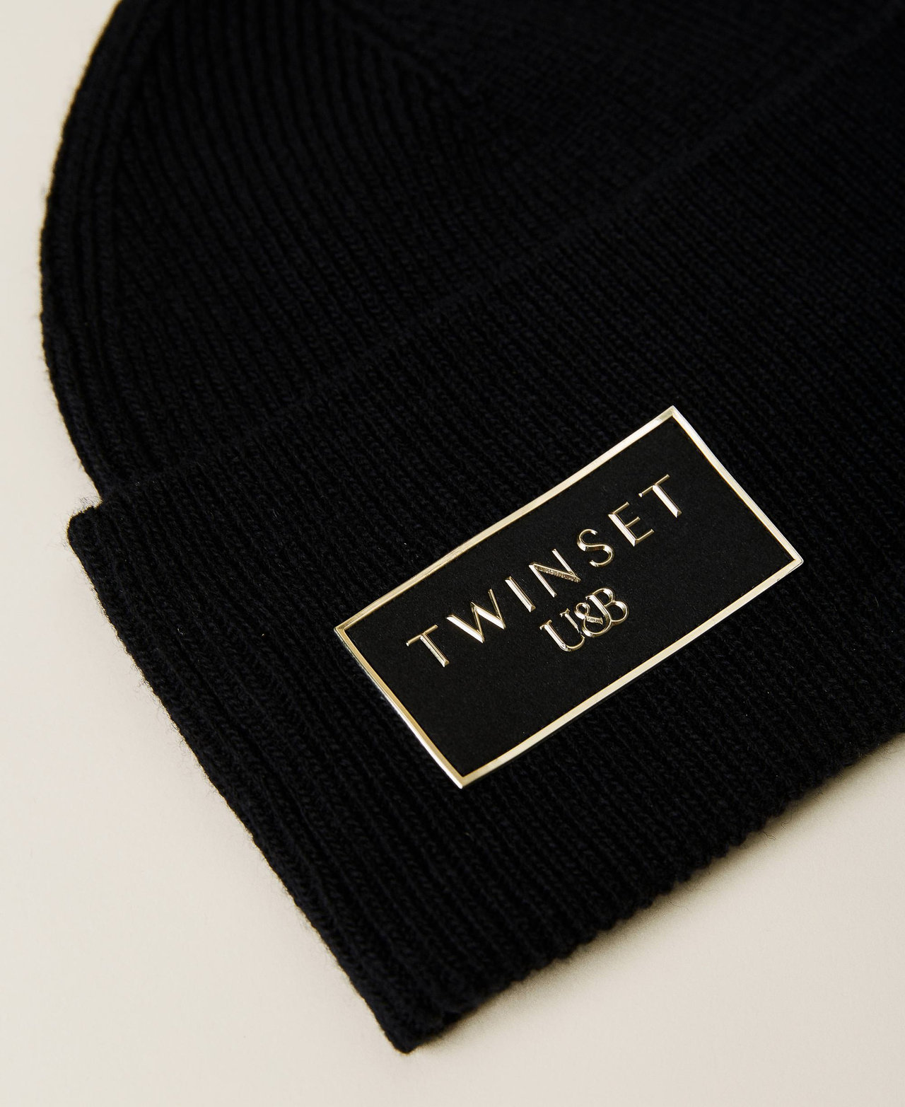 Knitted beanie with logo patch