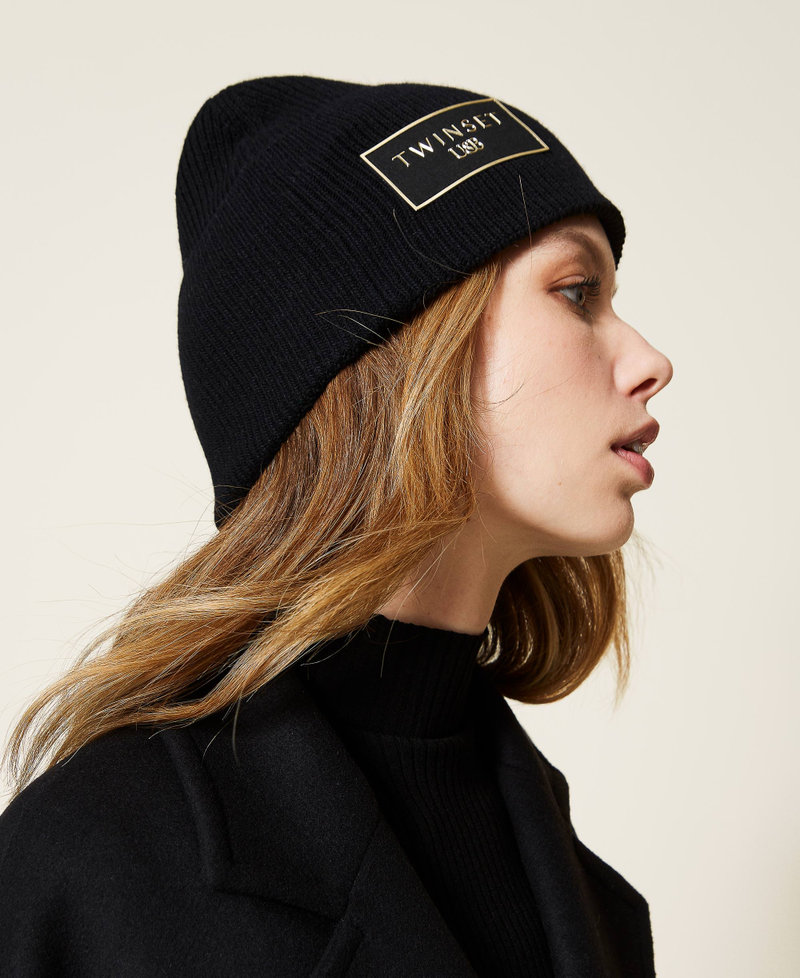 Knitted beanie with logo patch