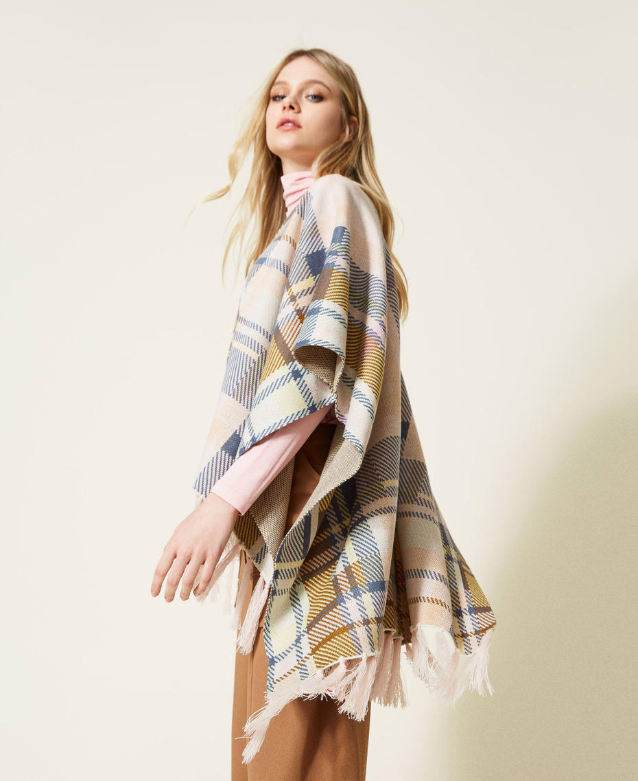Poncho de jacquard de cuadros con flecos