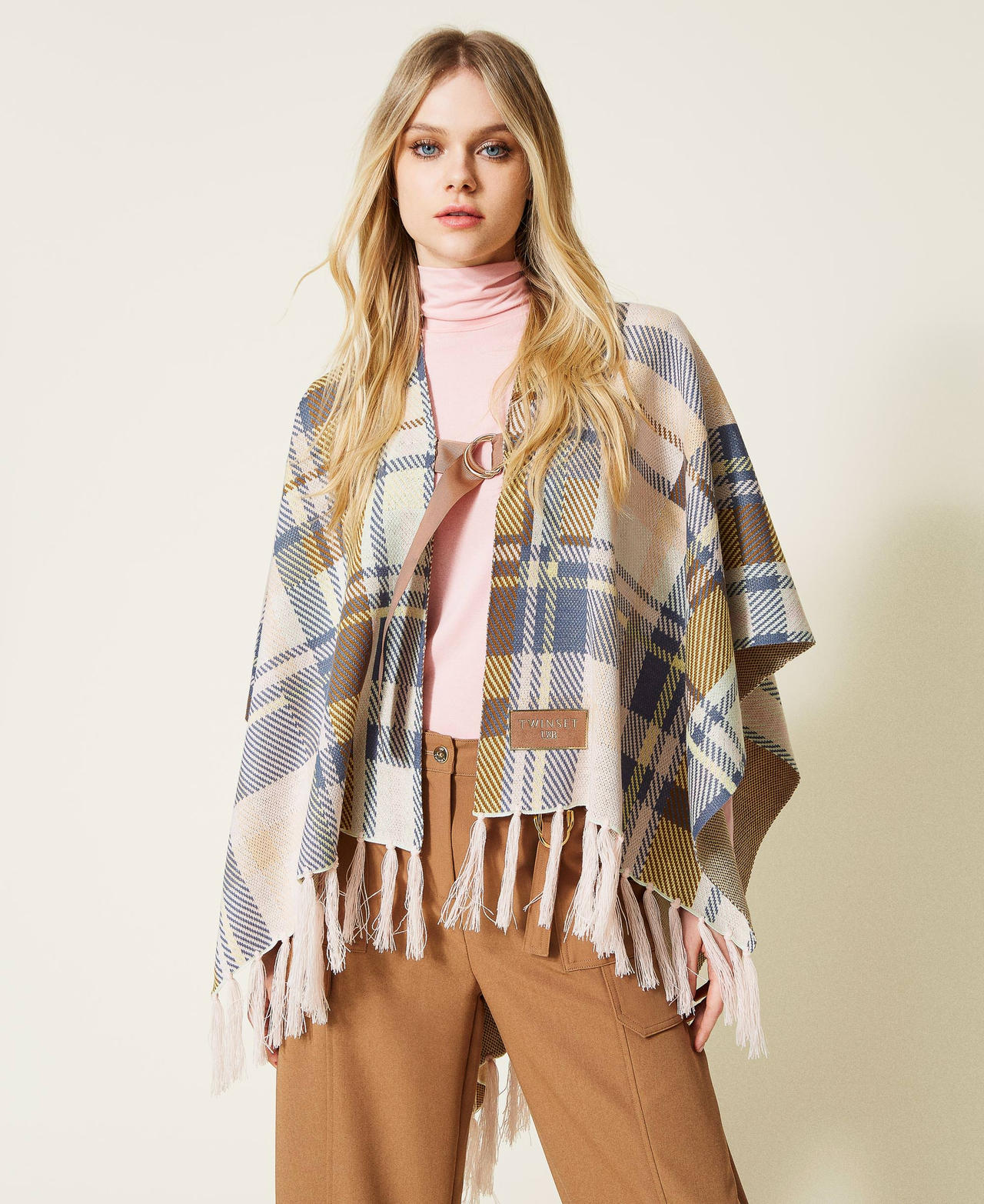 Poncho de jacquard de cuadros con flecos