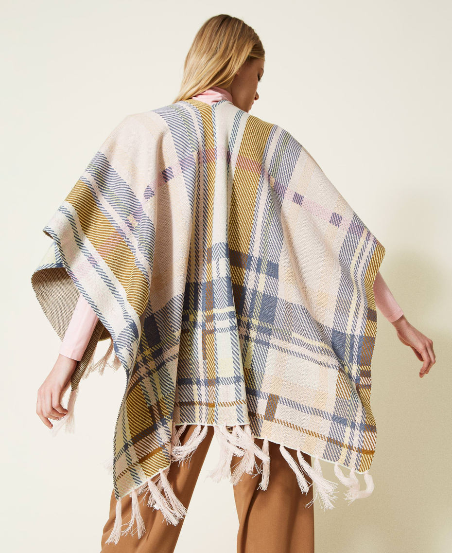 Poncho de jacquard de cuadros con flecos