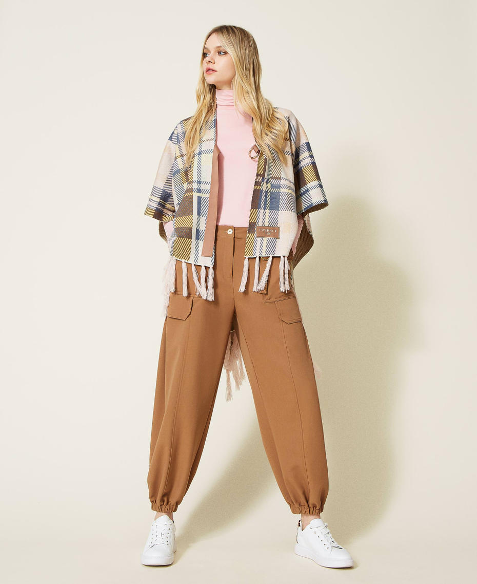 Poncho de jacquard de cuadros con flecos