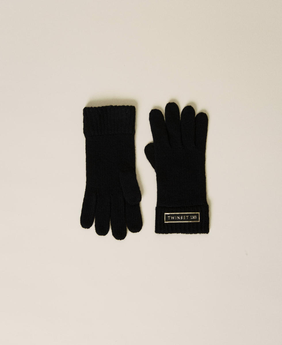 Knitted gloves with logo patch