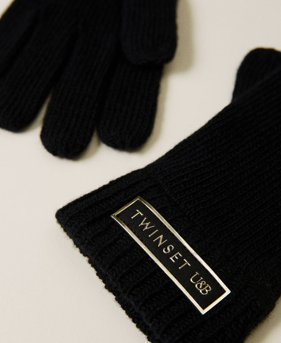 Knitted gloves with logo patch