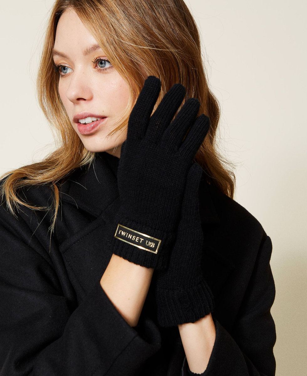 Knitted gloves with logo patch