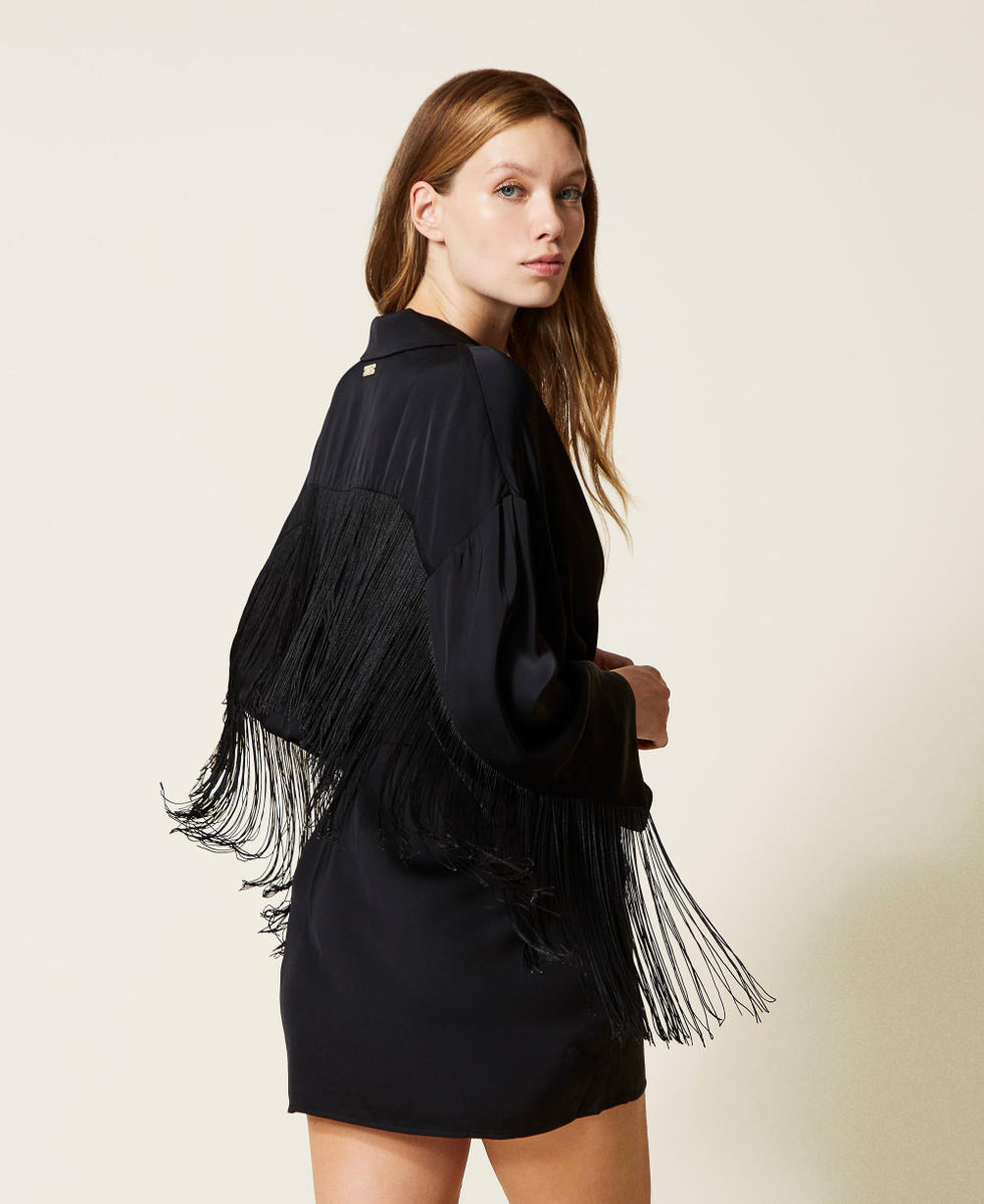 Bata corta de raso con flecos