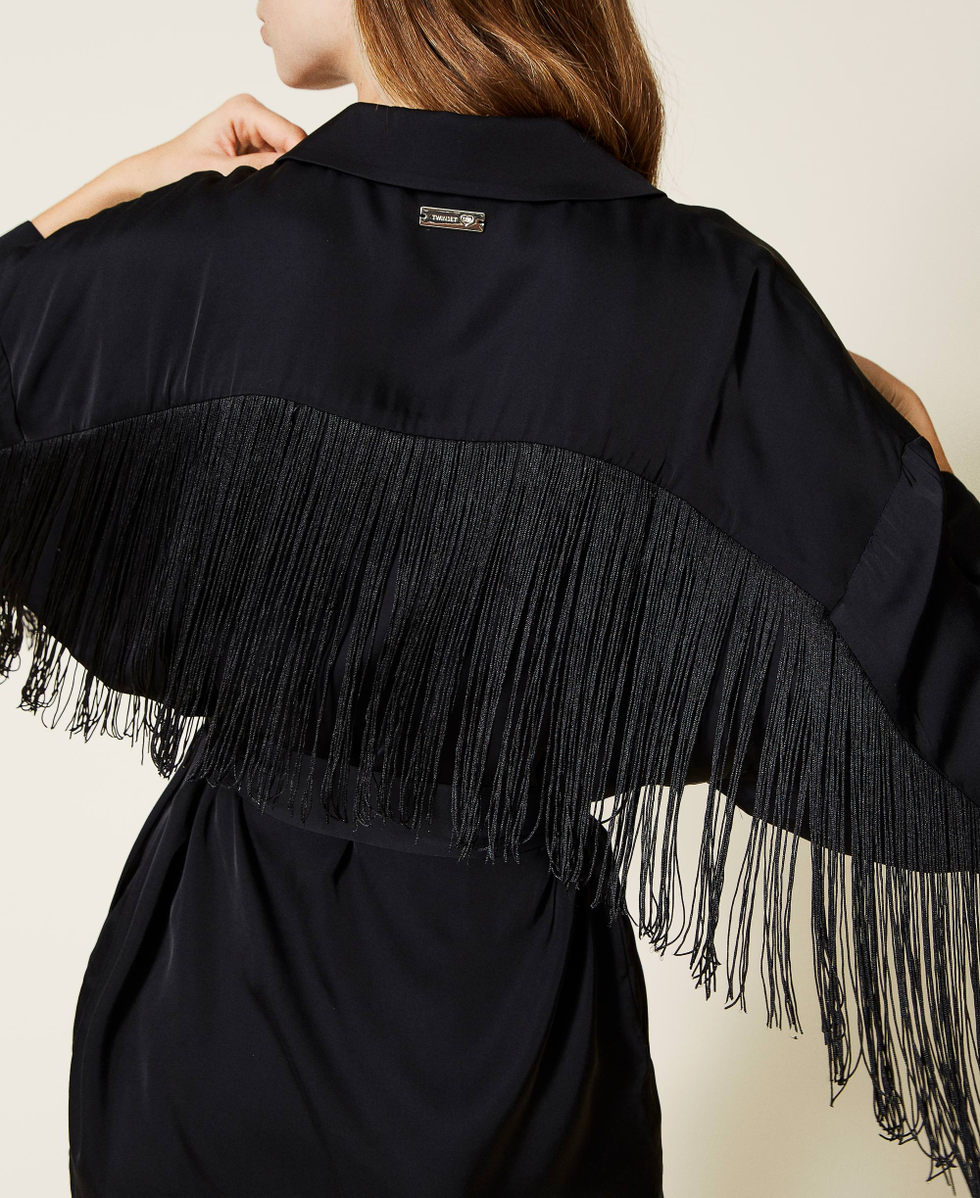 Bata corta de raso con flecos