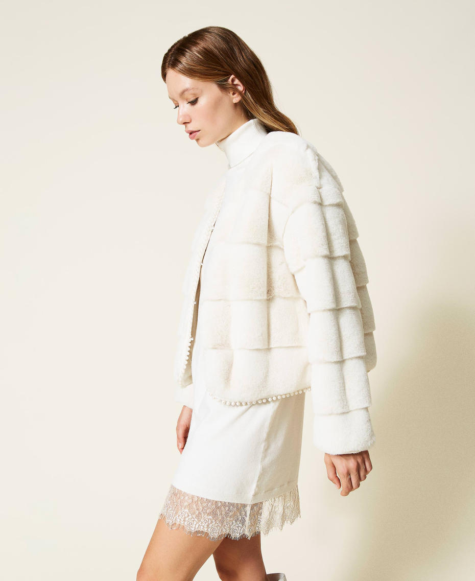 Giacca in faux fur con perle