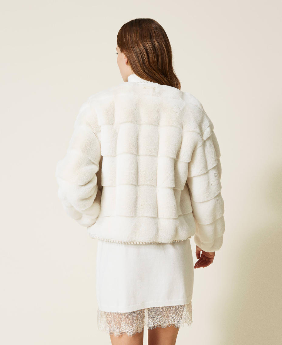 Giacca in faux fur con perle