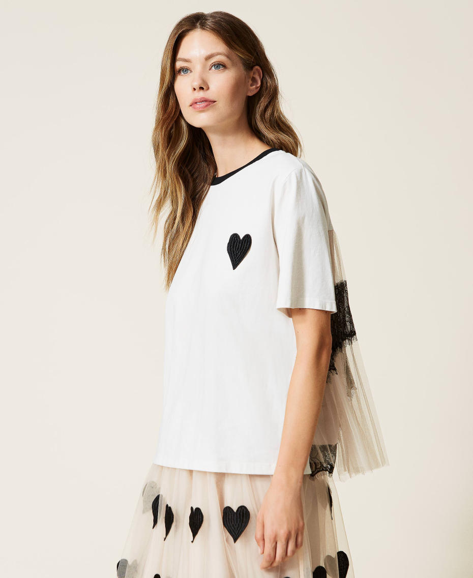 T-shirt con cuore e pizzo