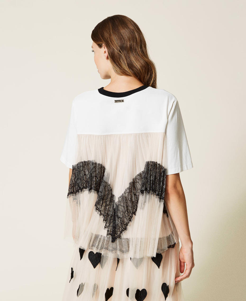 T-shirt con cuore e pizzo