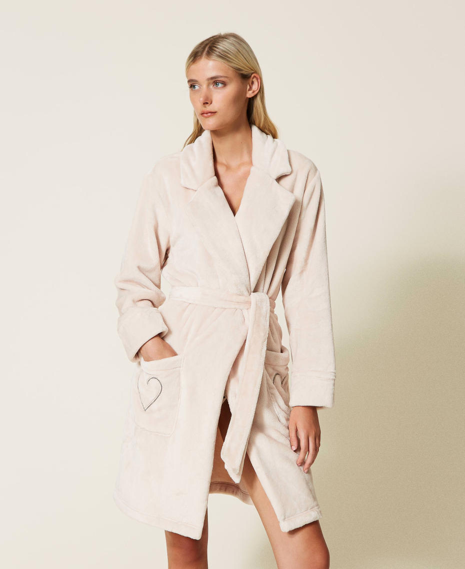 Robe de chambre en fausse fourrure avec cœur brodé
