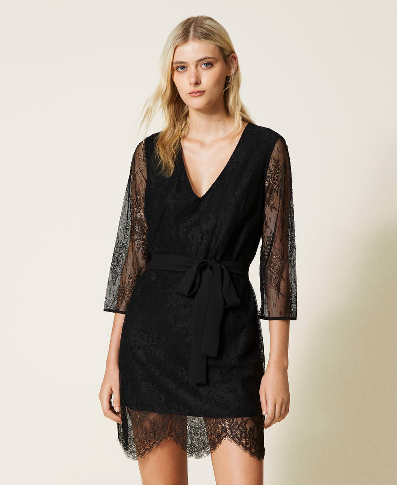 Robe courte en dentelle rebrodée avec ceinture