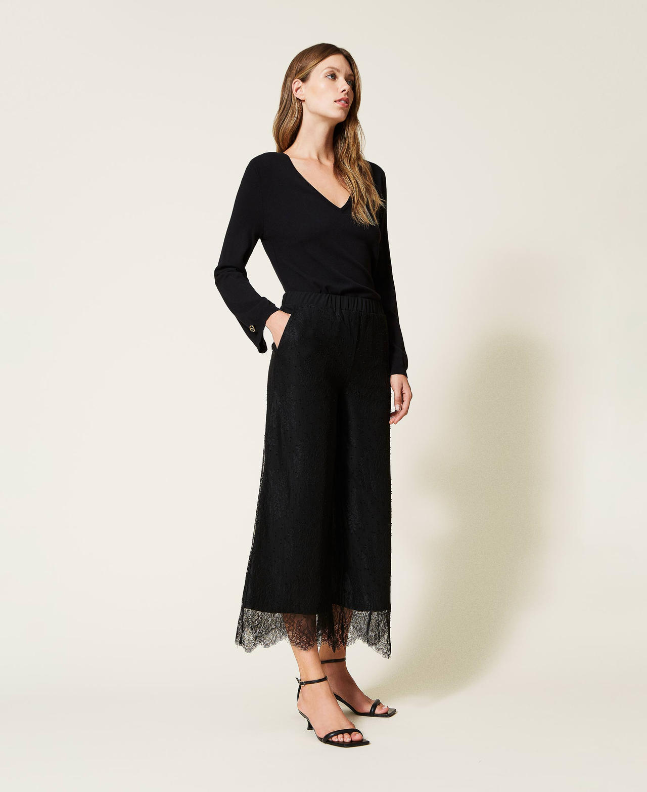 Pantaloni cropped in pizzo r&eacute;brod&eacute;