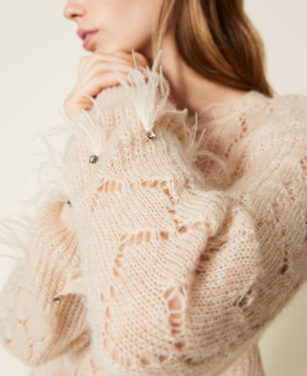 Pull avec plumes et strass
