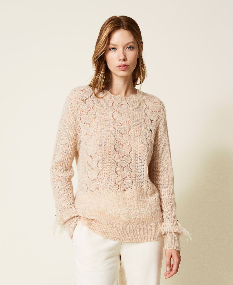 Pull avec plumes et strass