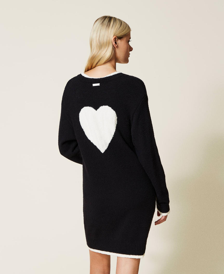 Robe courte en chenille avec boutons