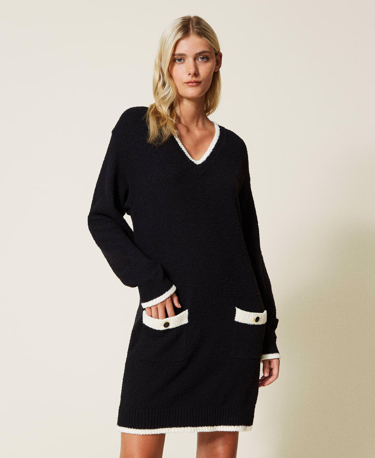 Robe courte en chenille avec boutons