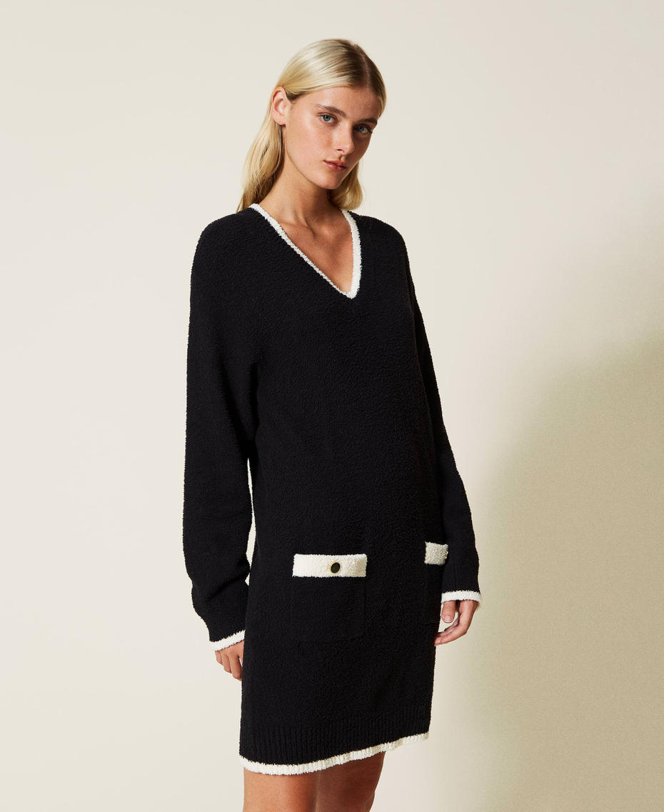 Robe courte en chenille avec boutons